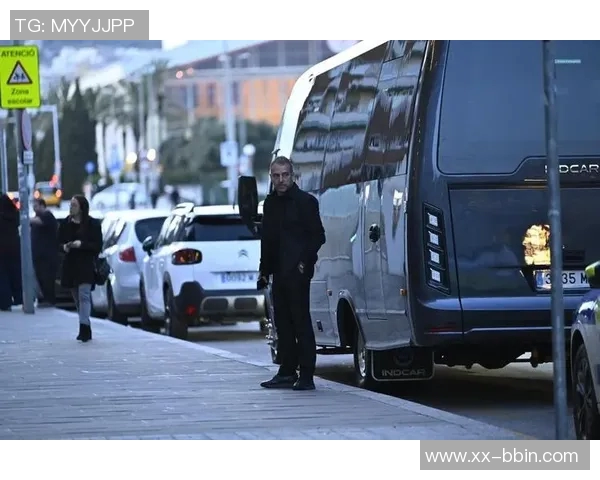 巴萨今日训练前为西班牙列车事故遇难者举行默哀仪式表达哀悼之情